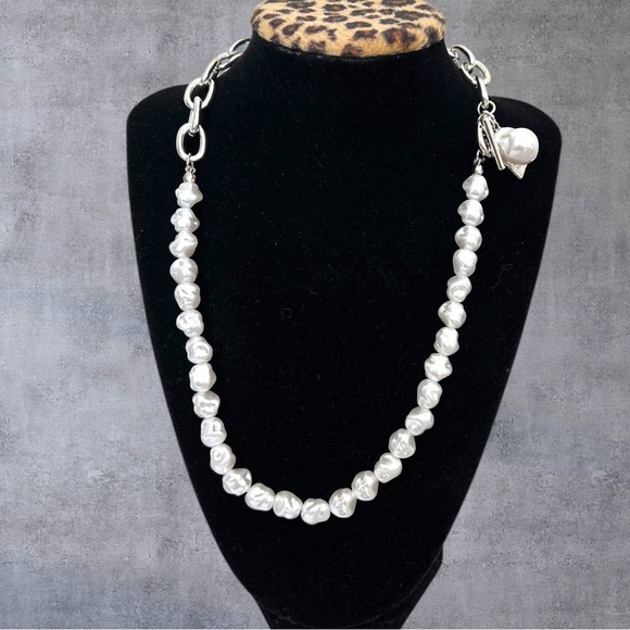 Faux pearls & silver plated chunky necklace with a square charm - Picture 3 of 5